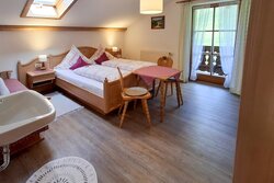 Eines der beiden Schlafzimmer mit Ausgang zum Balkon