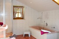 Bad mit Badewanne, Dusche und WC