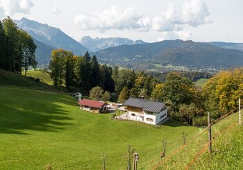 Ausblick von der Rastbank am Wanderweg auf unser Tal mit dem Bergpanorama von Hochkalter und Reiteralpe 