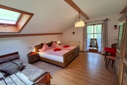 1. Schlafzimmer, mit zusätzlicher Schlafmöglichkeit für Kinder und  mit Ausgang zum Balkon