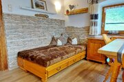 Sofa mit Wärmewand im gemütlichen Wohnzimmer.