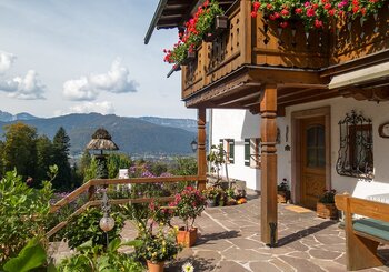 Eingang und Ausblick von der Hausterrasse