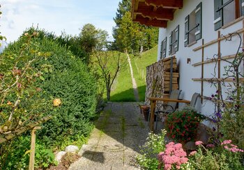 Auf der unteren Hausterrasse - Im Hintergrund der Wanderweg zum Obersalzberg